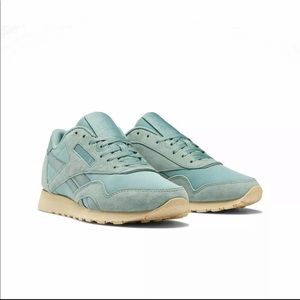 ⛔️ SOLD ⛔️ Reebok seafoam/powder blue sneaks!